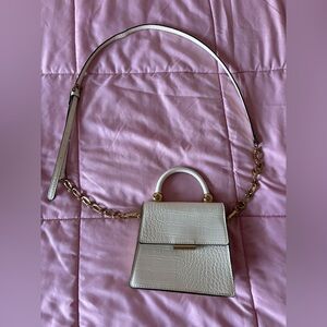 Chic Croc-Embossed Handbag with Gold Chain